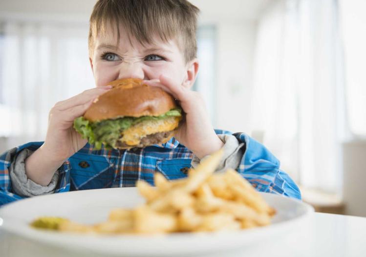 भूलकर भी बच्चों को ना खिलाएं ये आहार नहीं तो खतरनाक परिणाम हो सकते हैं